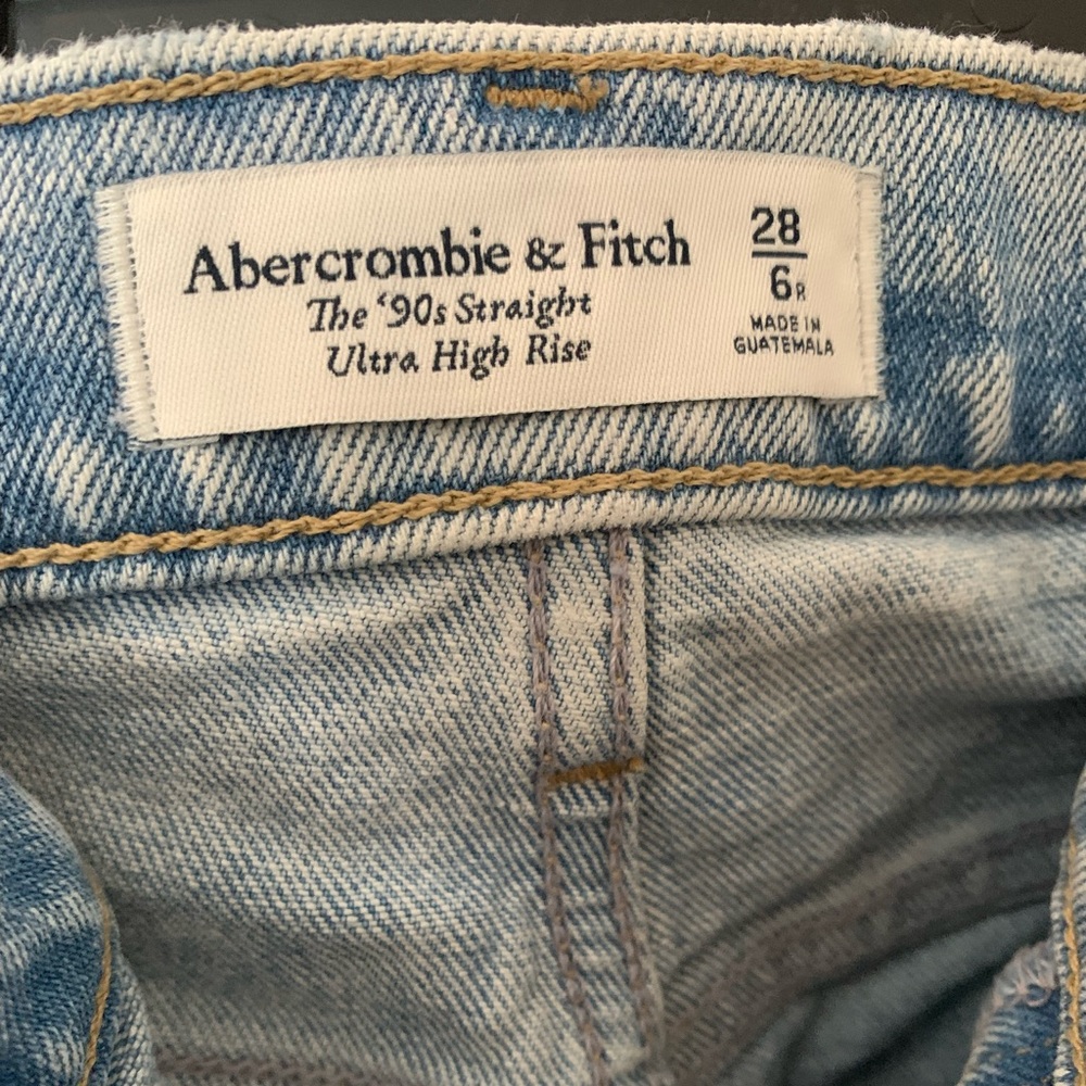 Size 6 Abercrombie ultra high rise 90s straight jean.
